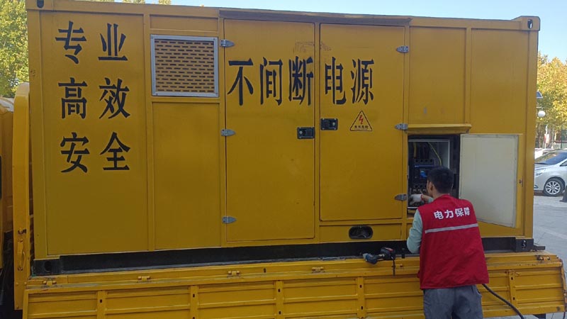 澄城柴油发电机组和UPS电源配合使用时，如何避免切换过程中的电力中断？